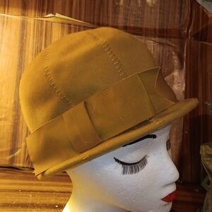 Vintage 1950s mustard color Ritz New York medium felt hat 👒
